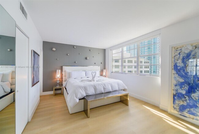 Building Photo - 801 Brickell Bay Dr