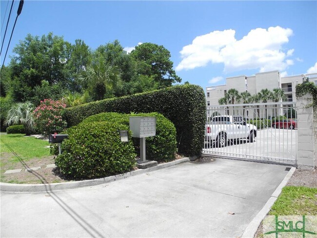 Building Photo - 3113 River Dr