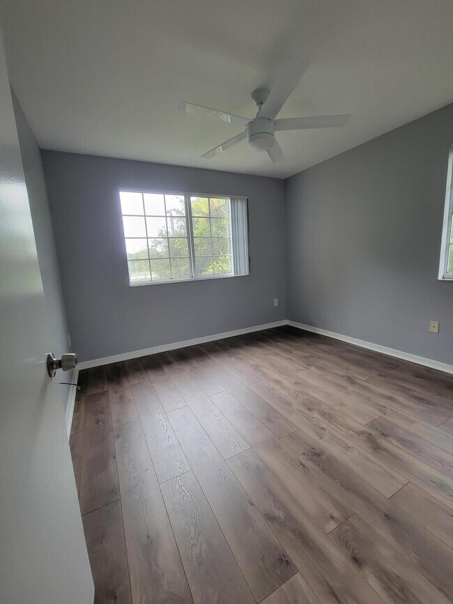 Building Photo - 1400 Crestwood Ct S
