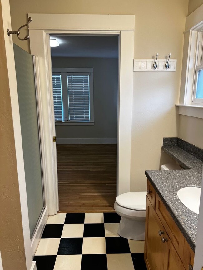 Building Photo - 2 Bedroom / 1 Bathroom Single Family Home ...