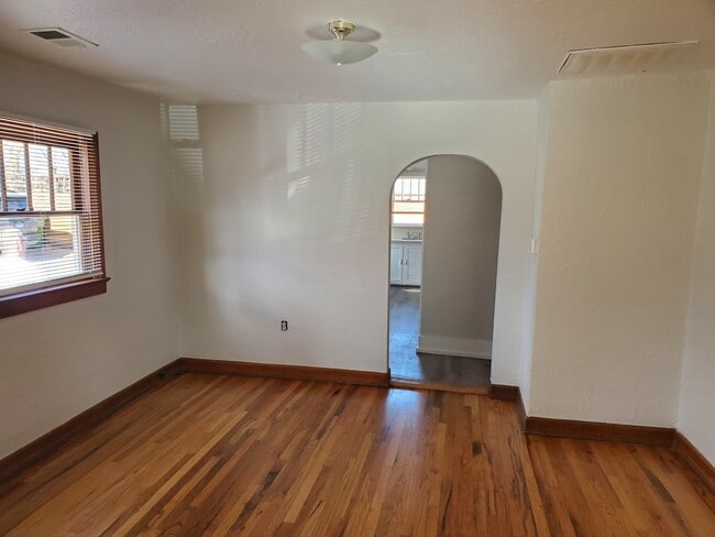 Building Photo - 900 E Myrtle St