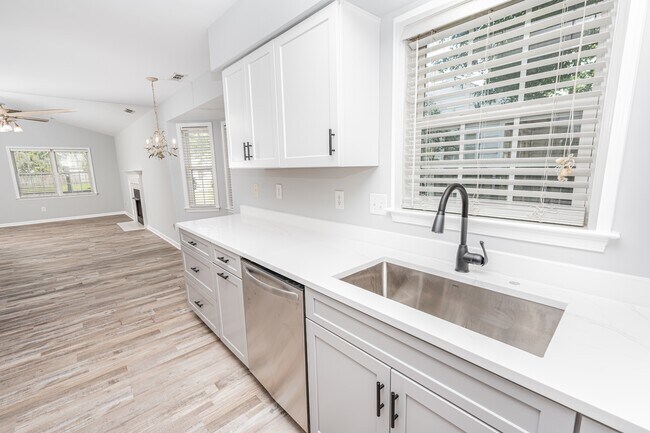Building Photo - 212 Forest Park Dr