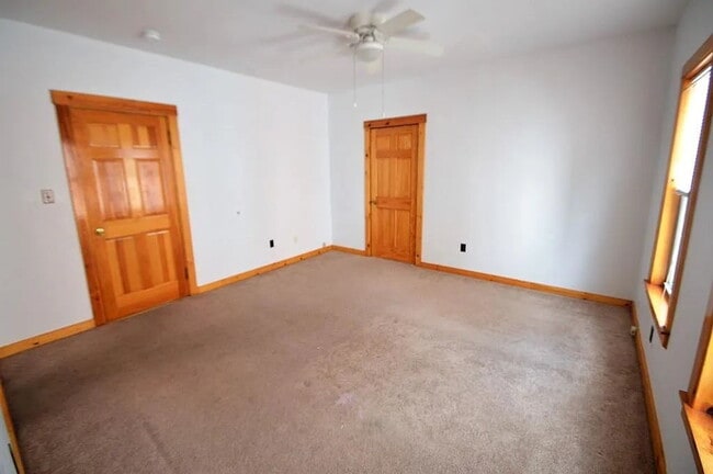 Building Photo - Get settled immediately in this great Fitchburg apartment!