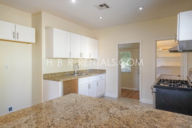 Building Photo - Charming 3-Bedroom Haven with 2 Full Baths...