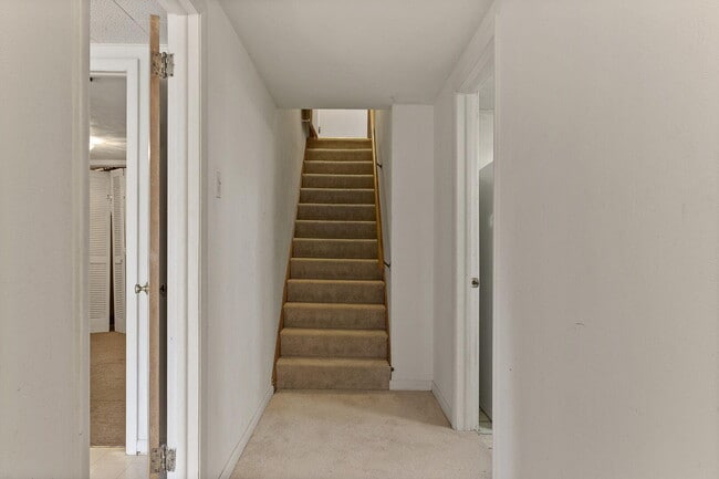 Building Photo - 340 Crown Point