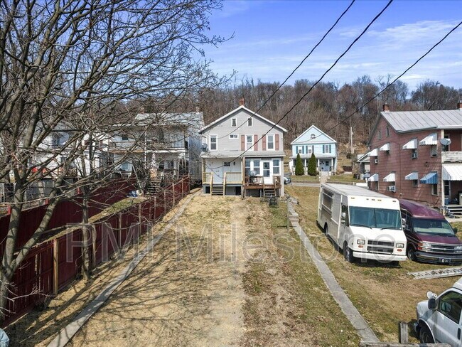 Building Photo - 16 Woods Ln