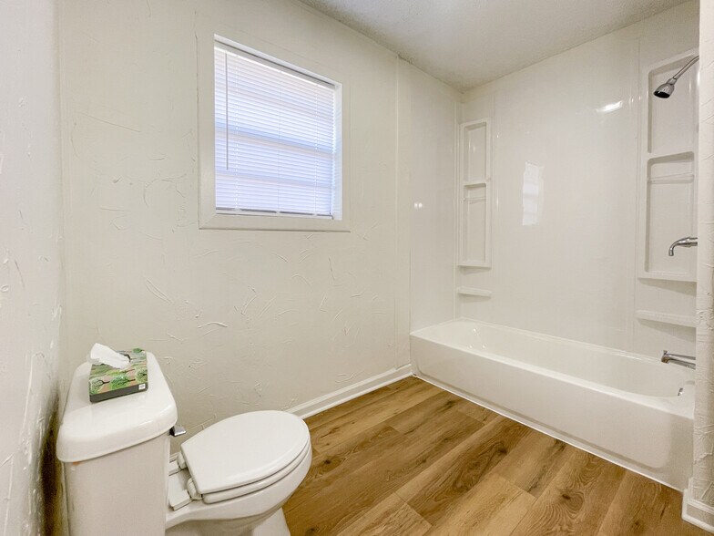 Building Photo - 715 N Bunker Dr