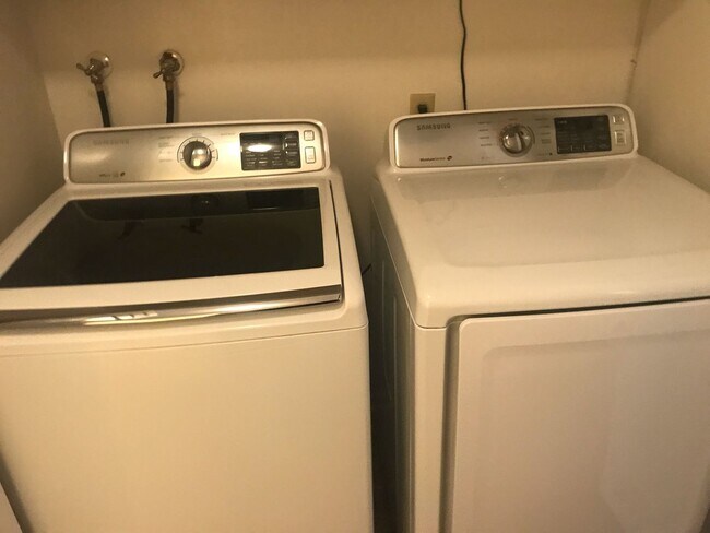 Building Photo - Unbeatable Charm in Camarillo's Colony