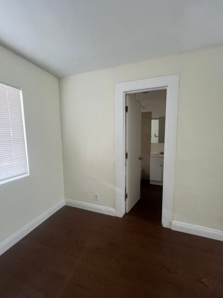 Building Photo - 413 W Van Buren Ave