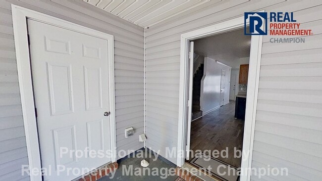 Building Photo - 2 BD/1.5 BA Townhome with Convenient Jacksonville Location