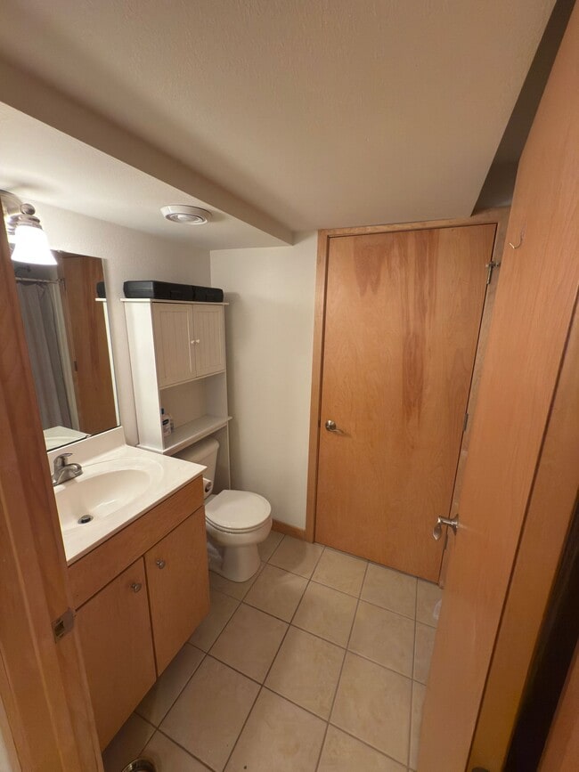 2 of 2 full bathroom - 18 N Baldwin St