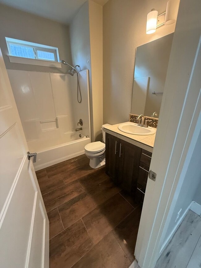 Building Photo - NE 3 Bdrm, 2 Bath, Gas Heat/Fireplace, Air...
