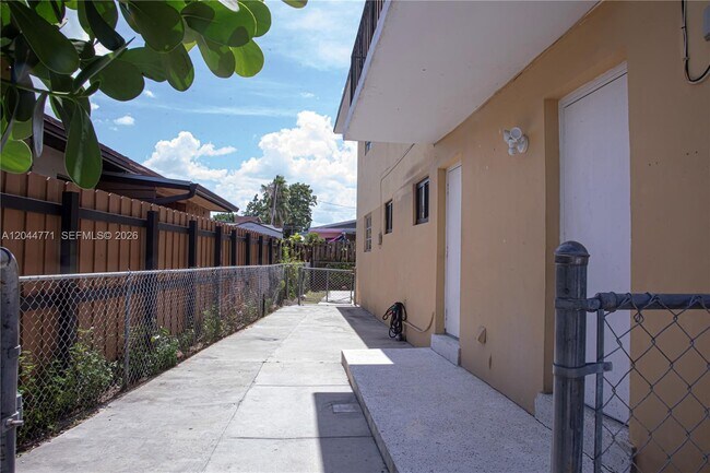 Building Photo - 1226 SW 30th Ave