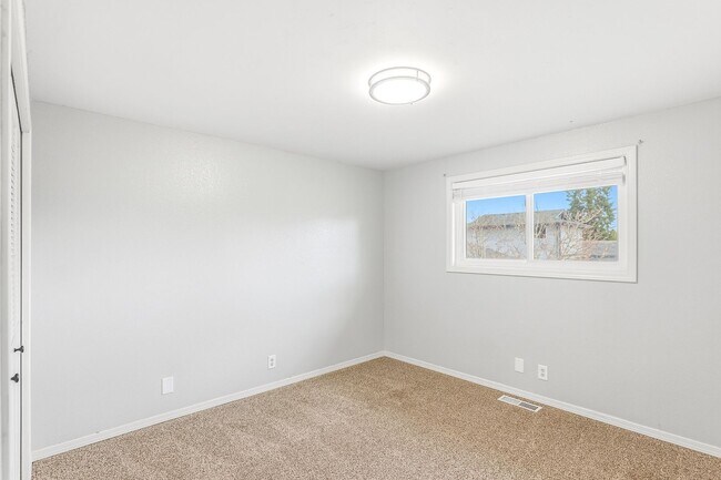 Building Photo - Spacious 4-Bedroom Chemawa Park Home with Fireplace, Bonus Room & Large Yard