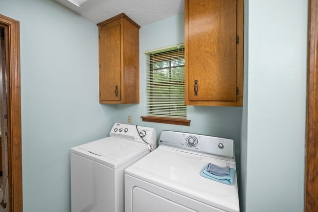 Building Photo - 18050 Steele Dr