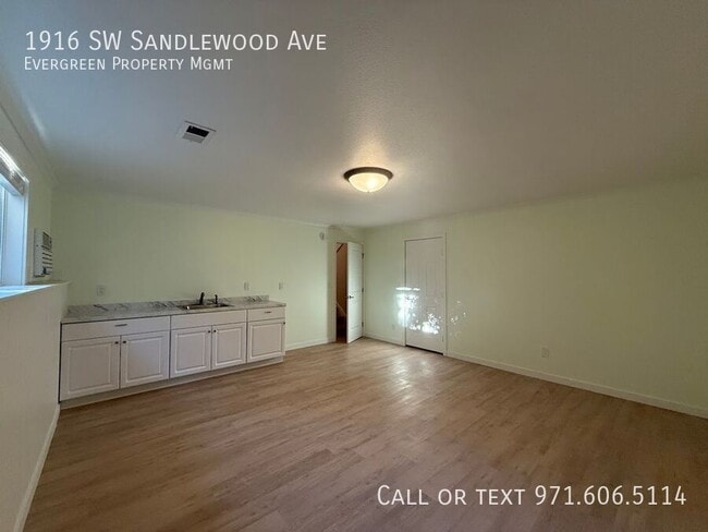 Building Photo - 1916 SW Sandlewood Ave