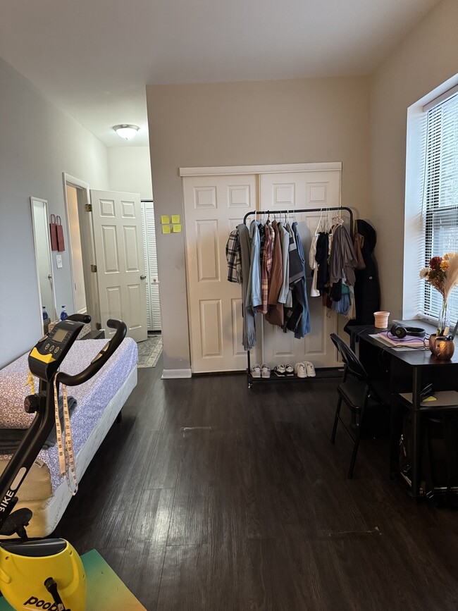 Building Photo - 7013 N Paulina St