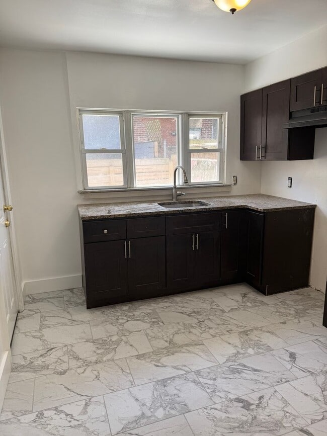 Building Photo - Charming 2-Bedroom Home in Port Richmond Available For Rent!