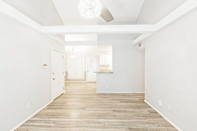 Building Photo - 10590 High Hollows Dr