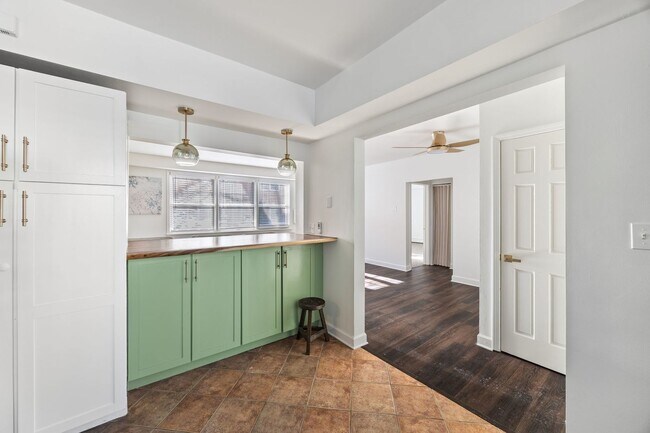 Building Photo - 7536 N Ridge Blvd