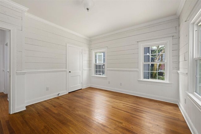 Building Photo - 2111 Kenwood Ave