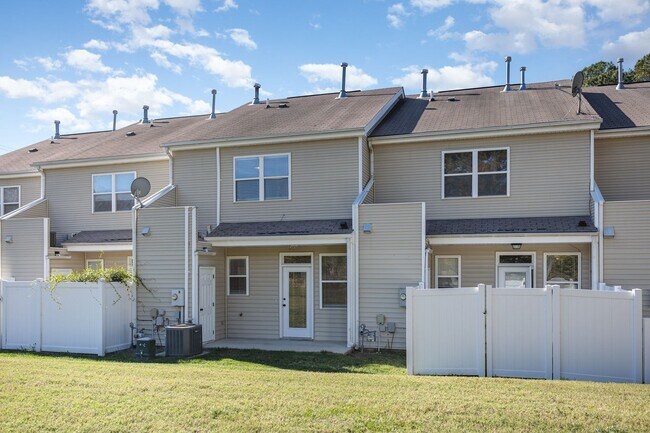 Building Photo - Newly Updated Townhome with Minutes Walk t...