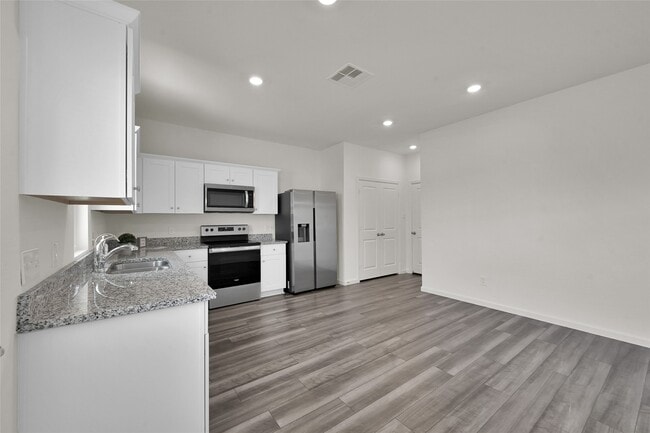 Building Photo - 14818 Calderon Dr