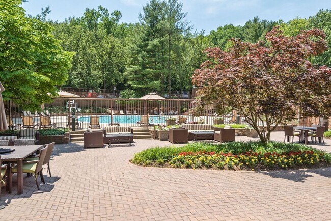 Building Photo - 1 Bed 1 Bath - Rockville Condo - Completel...