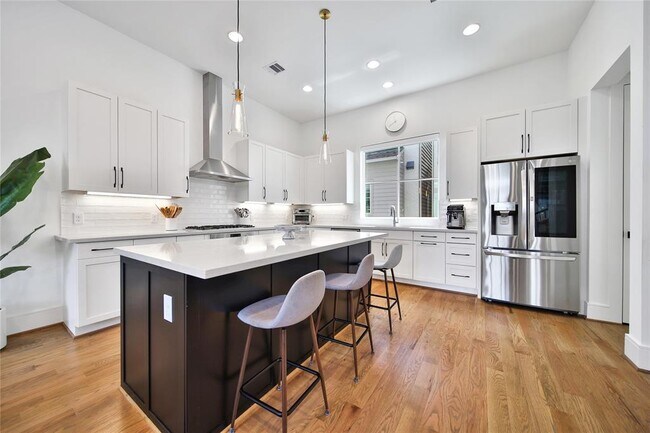 Building Photo - 806 Detering St