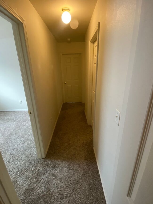 Building Photo - Charming 3 Bedroom