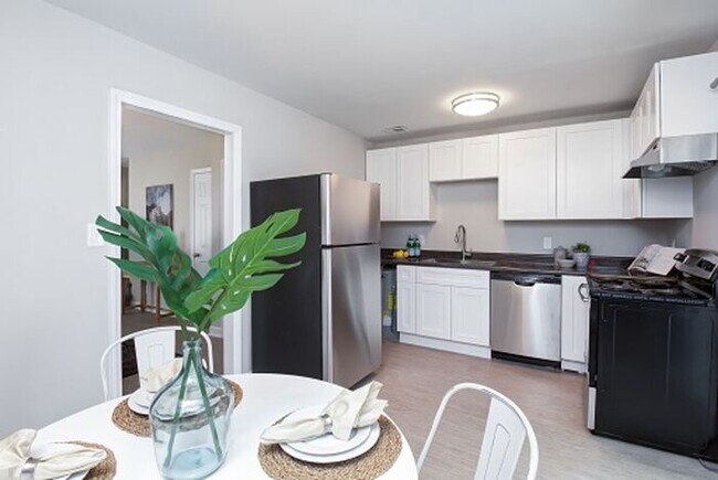 Building Photo - Townhomes at Humboldt Place- Fully renovated and move in ready 2 bedroom unit!