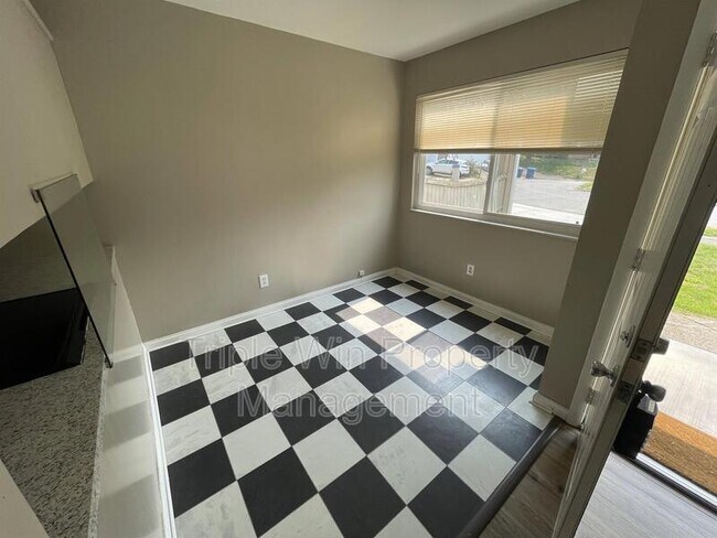 Building Photo - 411 Far Hill Dr