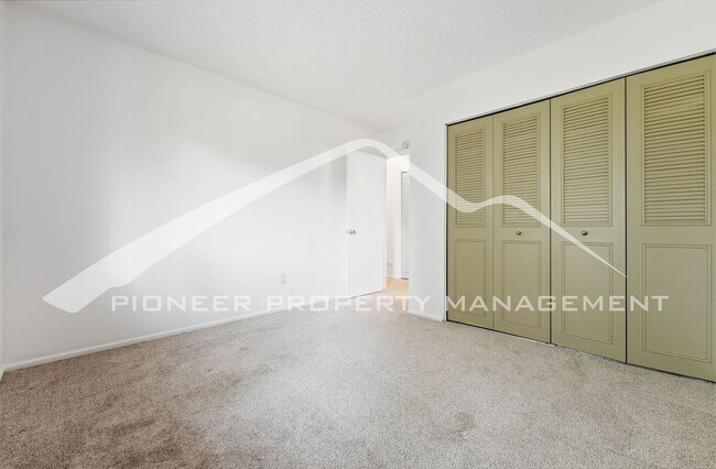 Building Photo - Charming Townhouse with Washer/Dryer and 1-Car Garage