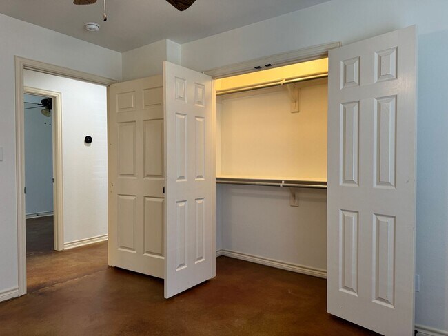 Building Photo - 13343-13343 Country Meadow Ln