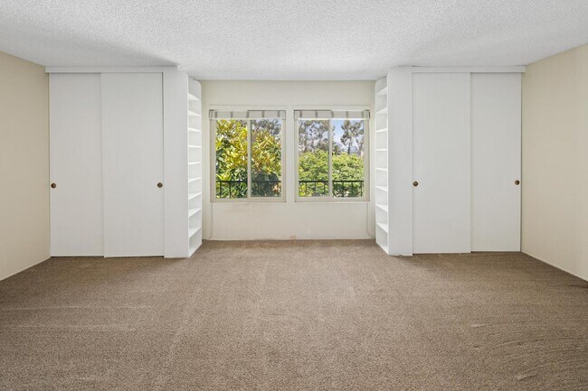 Building Photo - Stunning townhouse in La Jolla / North UTC area