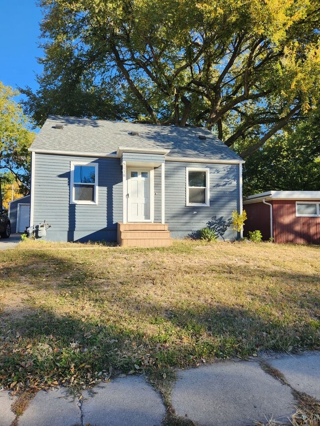Building Photo - 3 Bedroom/1 Bath with garage