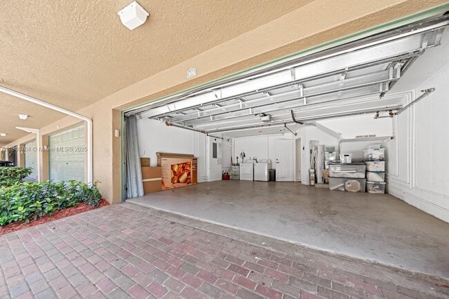 Building Photo - 2861 NE 185th St