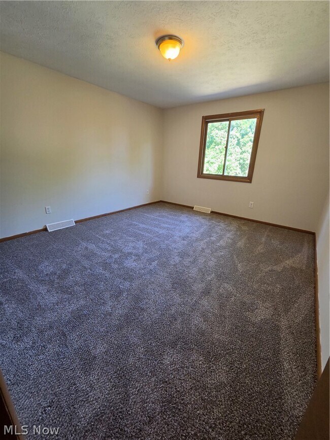Building Photo - 2540 Charney Rd