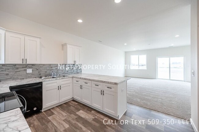 Building Photo - 164 E Montmorency-A