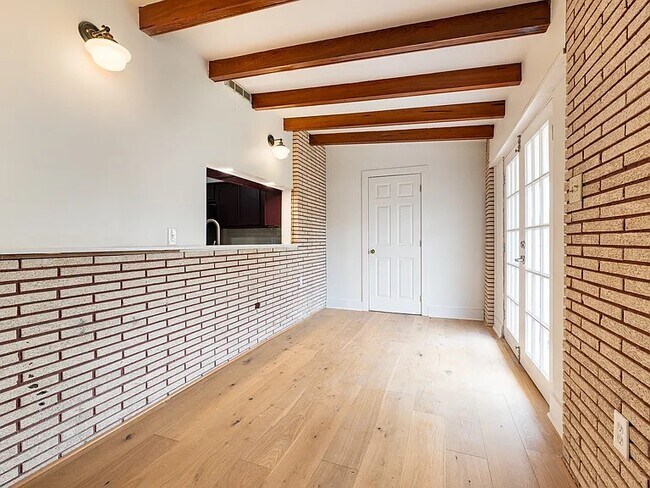 Building Photo - 300 Parish Dr