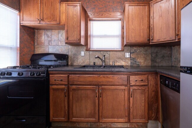 Building Photo - 421 N Emporia Ave