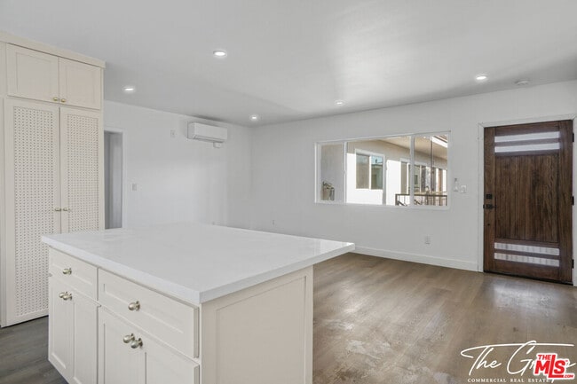 Building Photo - 599 Sunset Ct