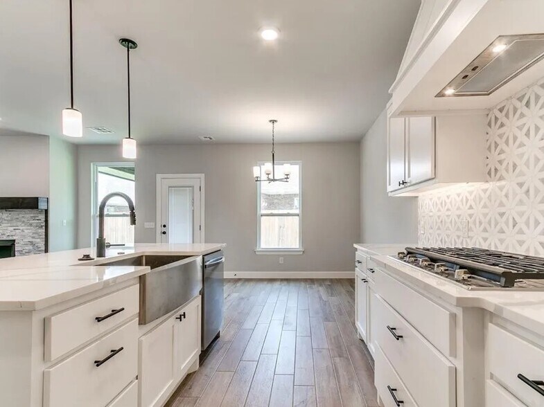 Kitchern - 1221 SW 141st St