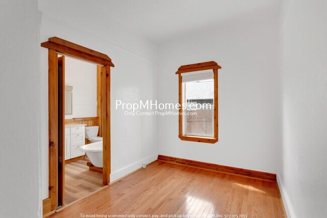 Building Photo - Updated Cottage in Gladstone!