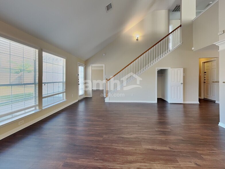 Building Photo - 439 Pinewood Ridge Dr