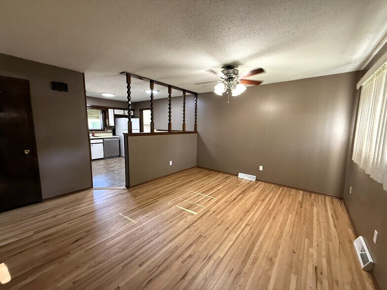 Building Photo - 3147 S Gordon Ave