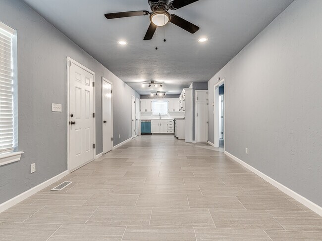 Building Photo - 14008 Gateway Dr