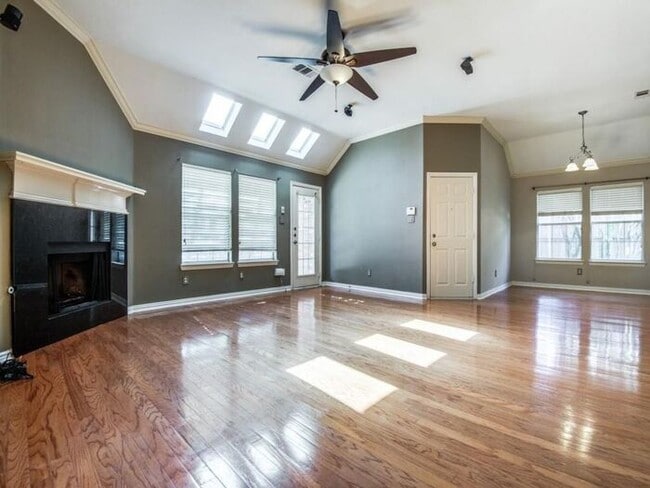 Building Photo - Gorgeous 1.5 story home with media equipment