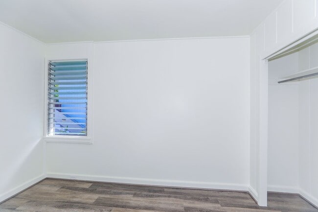 Building Photo - Renovated, upstairs, 2 bedroom 1 bath with...