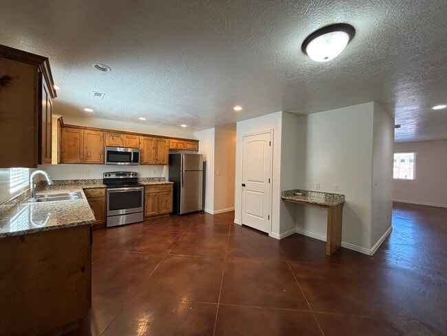 Building Photo - SPACIOUS TOWNHOME AVAILABLE FOR RENT